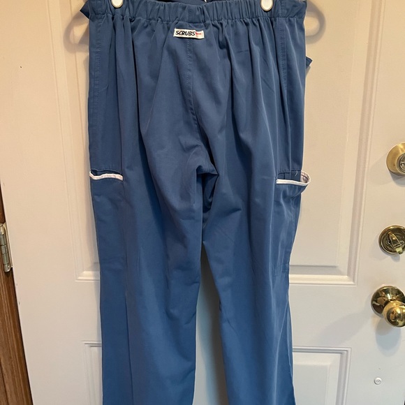 SCRUB SET - Women’s Extra Small - Blue. Double pockets on top and bottom. Comfy! - Picture 4 of 5